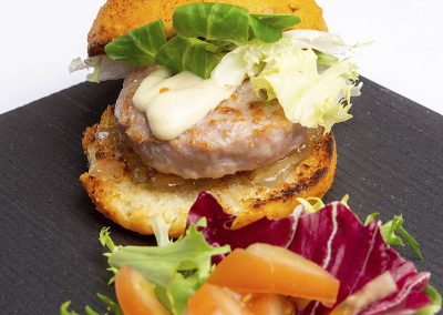 La Parada – Tapa «Hamburguesa de Cabrito Lechal con Pan de Aove y Pimentón»